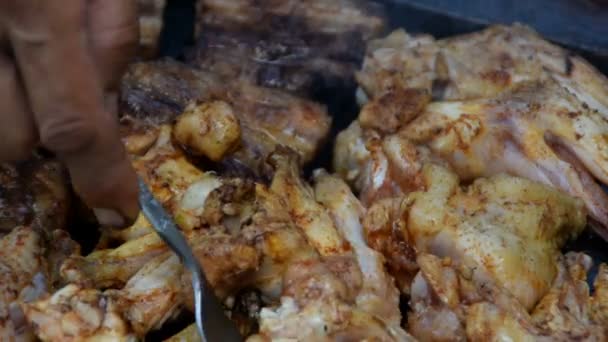 tournant la viande sur le gril 