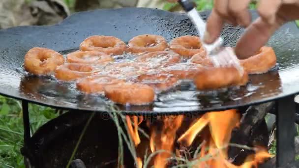 Roosteren inktvis ringen op de barbecue — Stockvideo