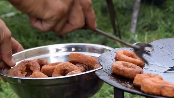 Att placera stekt bläckfisk i en kruka — Stockvideo