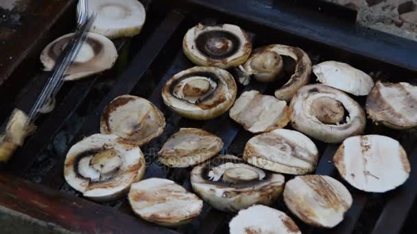 Paddestoelen van het draaien op de grill — Stockvideo