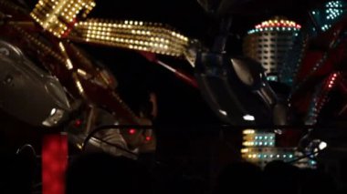 karanlık, ağır çekimde parlak atlıkarınca