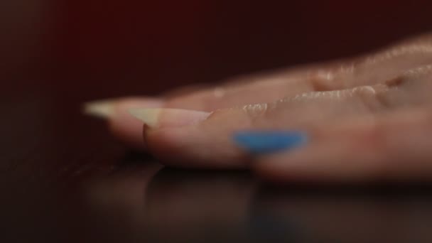 Лак для ногтей голубого цвета — стоковое видео