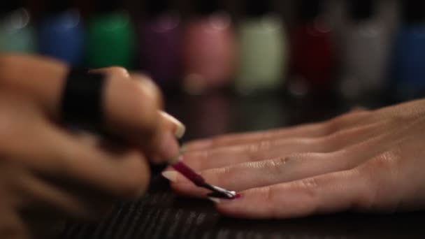 Roter Nagellack und Nagellack im Hintergrund — Stockvideo