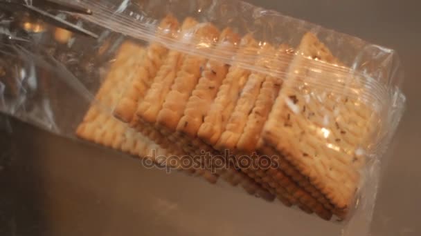 Tesoura de corte saco de plástico com formigas e biscoitos dentro dele — Vídeo de Stock