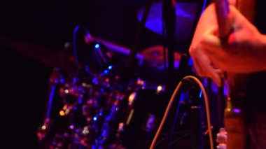 müzisyenler konserde gerçekleştirme