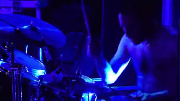Der Schlagzeuger spielt Schlagzeug — Stockvideo