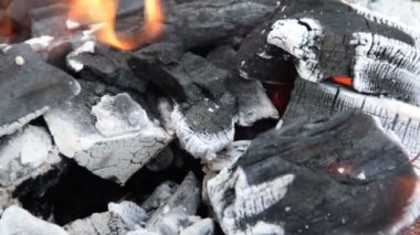 Izgarada yanan kömür