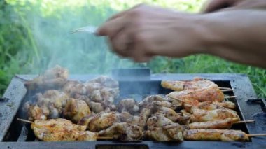 Neredeyse bitmiş tavuk eti ızgara