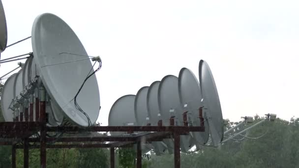 Спутниковые тарелки стоят в ряд — стоковое видео