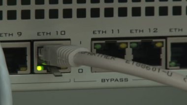 arka yüzüne veri merkezi sunucuları kablo ve yanıp sönen ışık ile çalışma