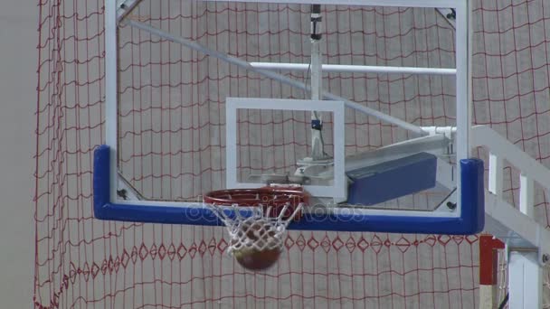 Making a field goal at basketball match — Stock Video