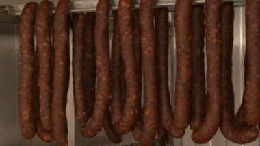 lezzetli sosis bir mezbahada asılı