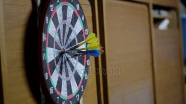 Arkadaş grubu Dart oynamaktan