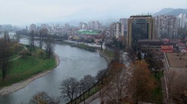 Şehir tarafından dağlık ve tepelik bir manzara çevrili Nehri üzerinde