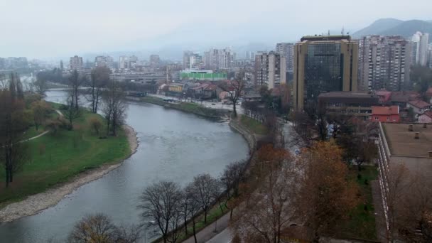 Město na řece hornatý a kopcovitý krajině — Stock video