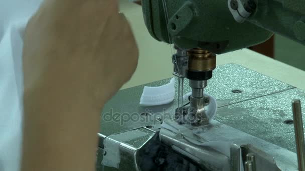기계 위에서 바느질하는 모습 — 비디오