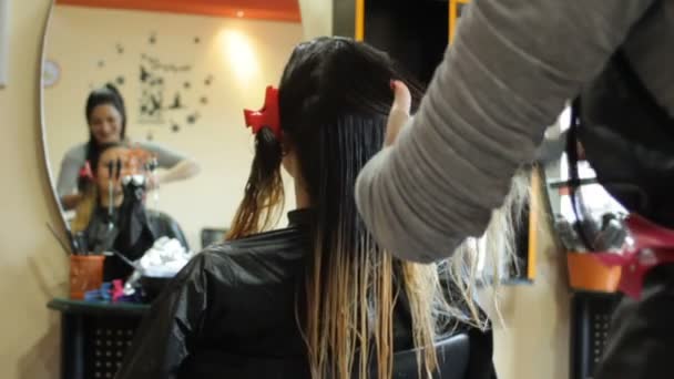 Ένα μείγμα από τέσσερα πλάνα χτενίζει τα μαλλιά σε ένα κομμωτήριο — Αρχείο Βίντεο