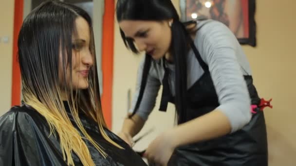 Mieszankę siedem strzałów cięcia włosy fryzjerka — Wideo stockowe