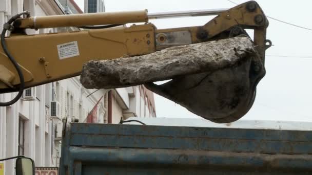 Bagger belädt Trümmer von Betonplatten — Stockvideo