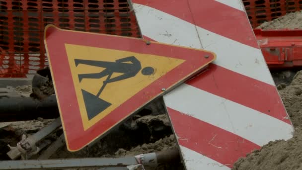 Warnschild und Baustelle — Stockvideo