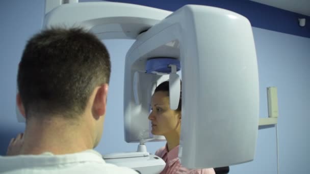 Mix van 4 schoten Dental X-Ray Scanner en patiënt — Stockvideo