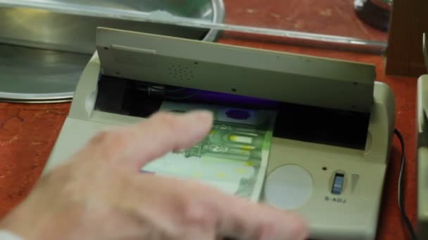 Два постріли сканера і перевірка грошей — стокове відео