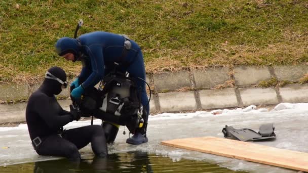 Buceadores revisando el agua antes de nadar por la santa cruz — Vídeo de stock