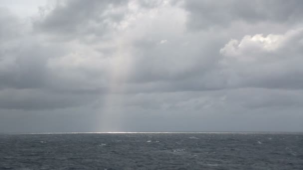 Heldere uitbarstingen door de wolken — Stockvideo