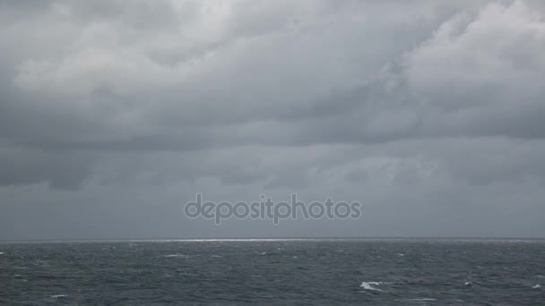 Cielo nublado y mar tormentoso — Vídeos de Stock