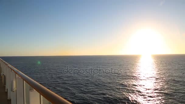 Du tittar på solnedgången från båten — Stockvideo