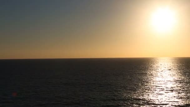 Observando o pôr do sol no oceano lindo — Vídeo de Stock