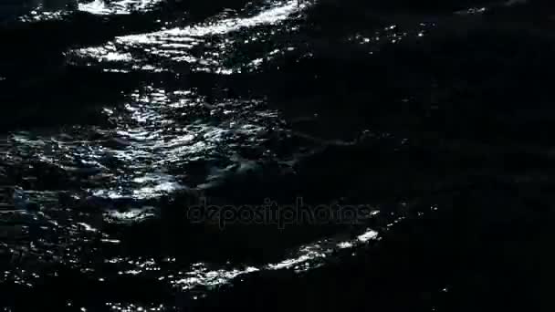 Olas oceánicas en la noche y reflejo en el agua — Vídeo de stock