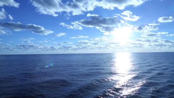 Tarde agradável e relaxante no oceano — Vídeo de Stock