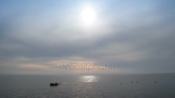 Barco em água do mar calma, imagens aceleradas — Vídeo de Stock