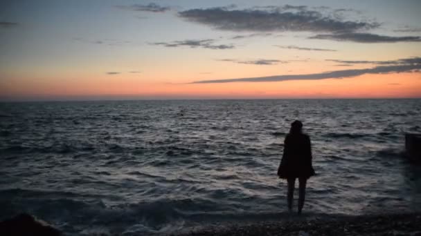 Silueta de una joven en la playa — Vídeos de Stock