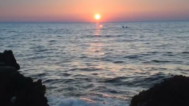 Vue sur la mer entre les rochers — Video