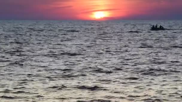 Anochecer y un barco en el mar, imágenes aceleradas — Vídeos de Stock