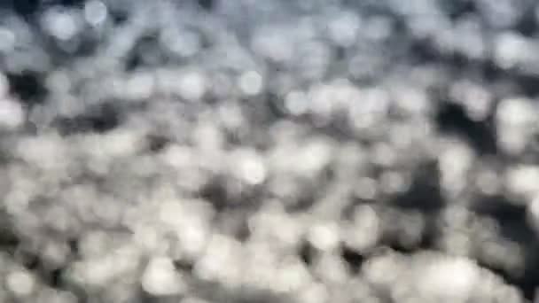 Мерцающая водяная рябь, смена фокуса — стоковое видео
