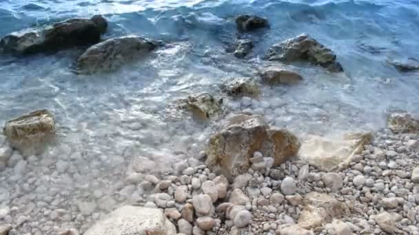 바다에 있는 바위의 두 장면의 혼합 — 비디오