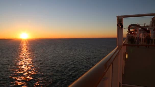 Puesta de sol en la cubierta del barco y siluetas de las personas — Vídeos de Stock