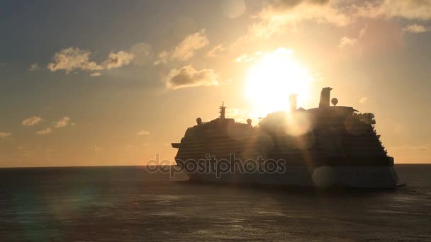 Silueta de un crucero y puesta de sol — Vídeos de Stock