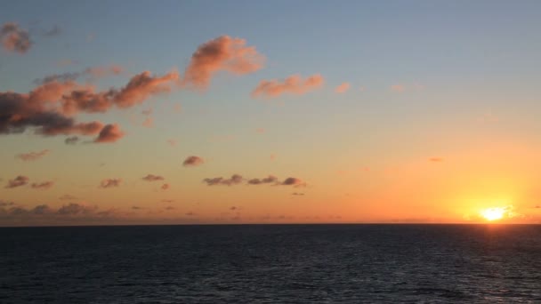 Mezcla de 2 disparos, puesta de sol en el océano y nubes — Vídeo de stock