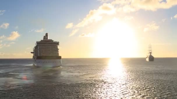 Великий корабель в океані — стокове відео