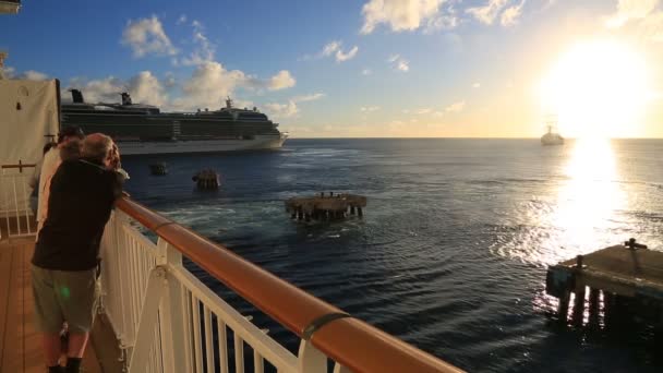 Pasajeros del muelle observando la salida del barco — Vídeos de Stock