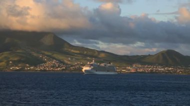 cruise gemi Adası, Saint Kitts, iki el silah sesi kıyısından