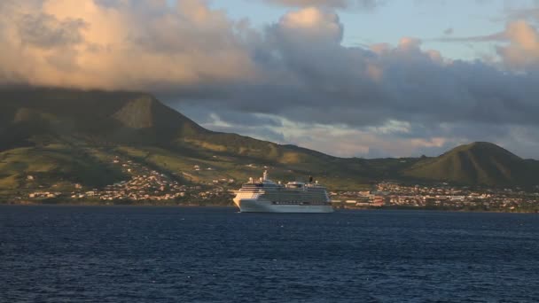 Kryssningsfartyg nära kusten av ön, Saint Kitts, två skott — Stockvideo
