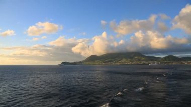 İki kurşun, Saint Kitts, Bölüm 2 gemi kruvazör ve beyaz
