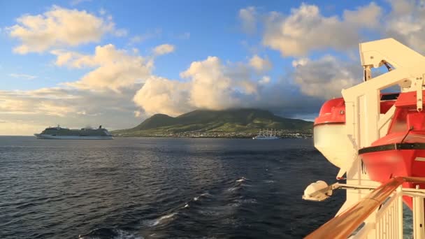 Crucero y barco blanco, imágenes durante la navegación, San Cristóbal, dos disparos — Vídeo de stock