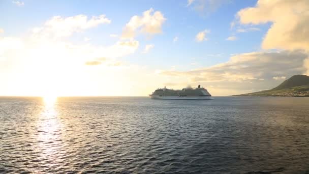 Een mix van de twee schoten, cruiseschip in de Oceaan — Stockvideo