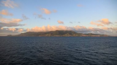 Denizden Adası St. Kitts, iki el silah sesi göster